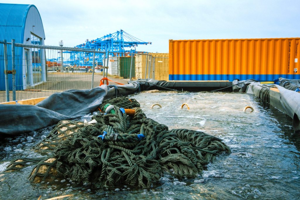 Foto van een container in de haven van Rotterdam